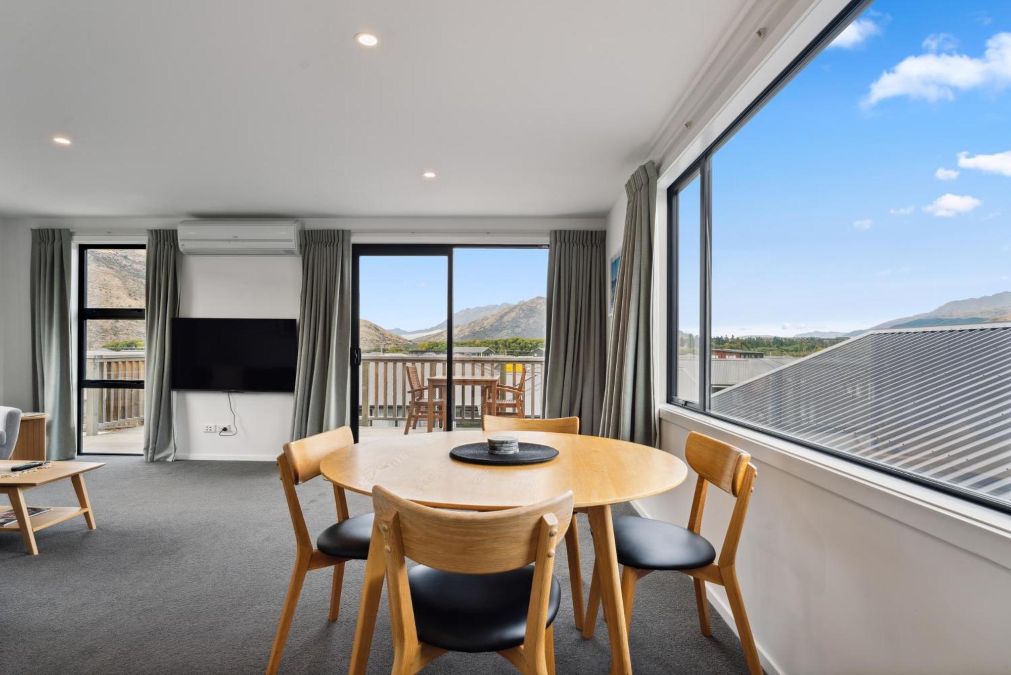 Modern Apartment With Coronet & Remarkables Views Queenstown Bagian luar foto