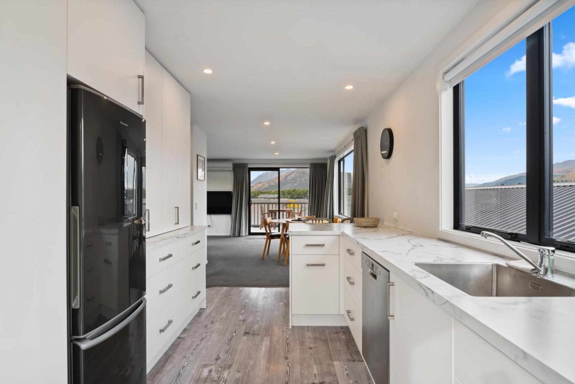 Modern Apartment With Coronet & Remarkables Views Queenstown Bagian luar foto