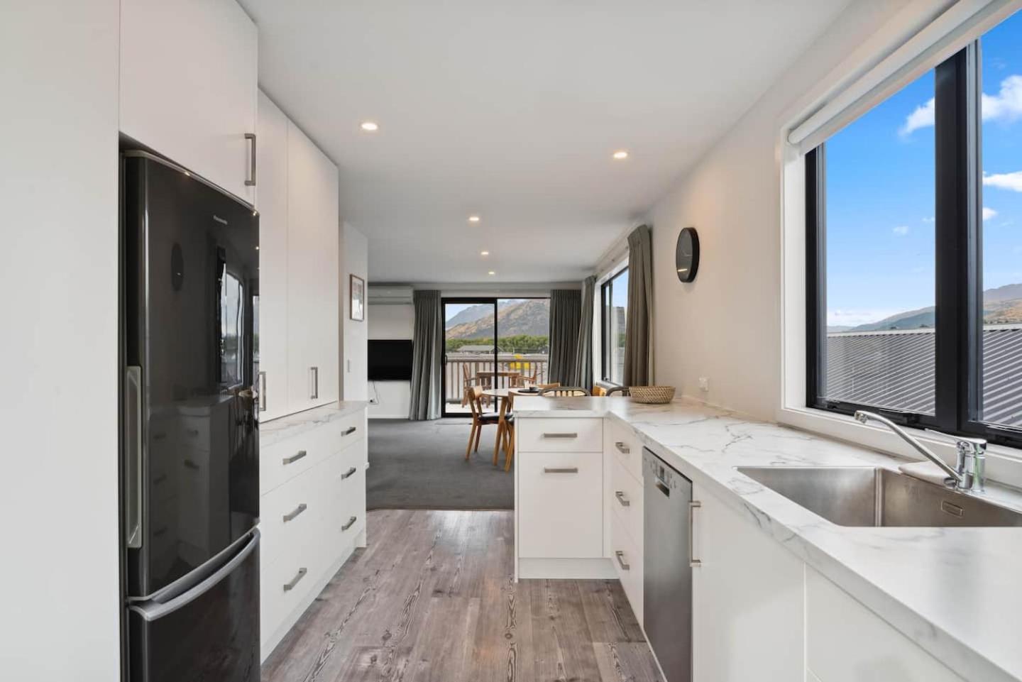 Modern Apartment With Coronet & Remarkables Views Queenstown Bagian luar foto
