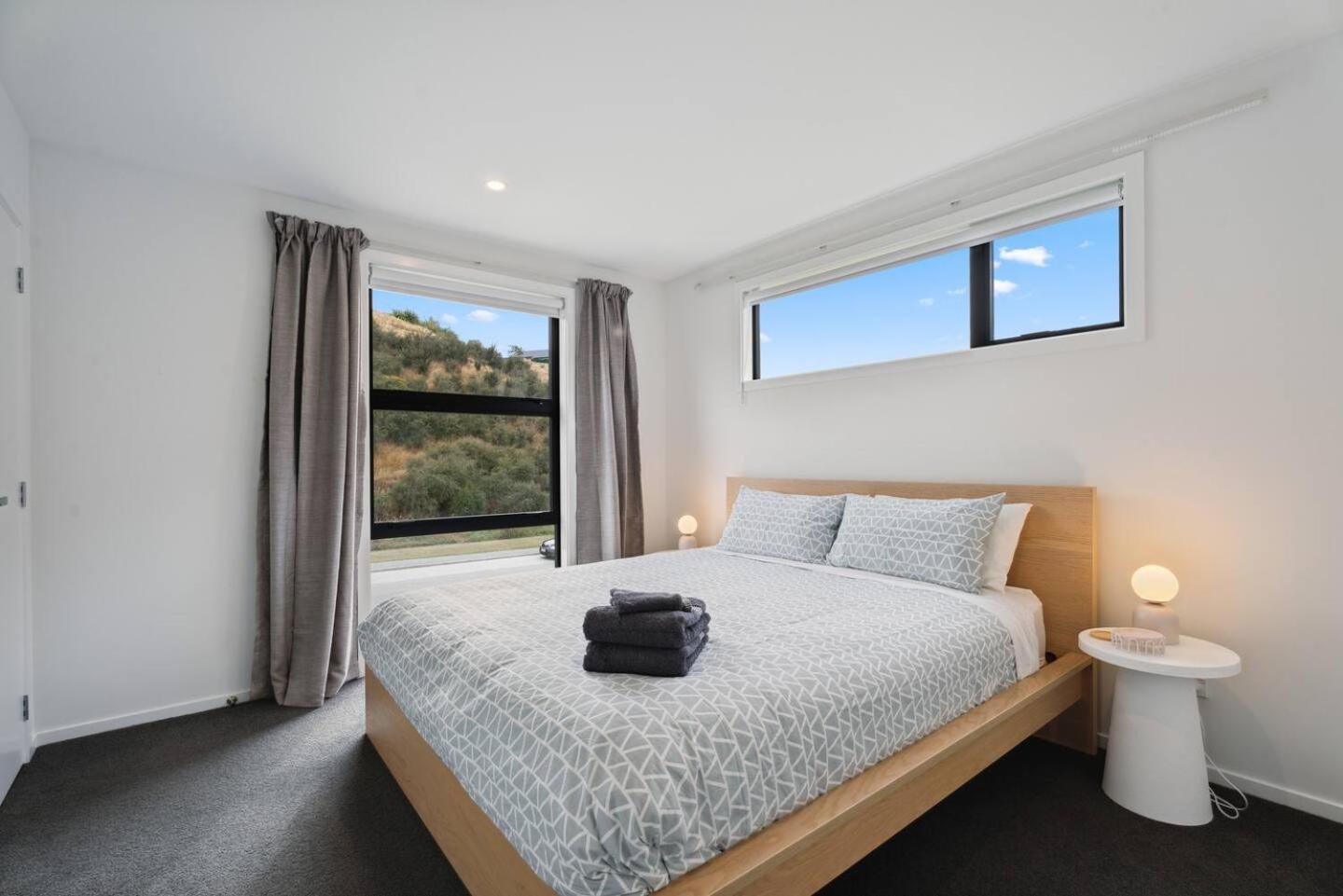 Modern Apartment With Coronet & Remarkables Views Queenstown Bagian luar foto