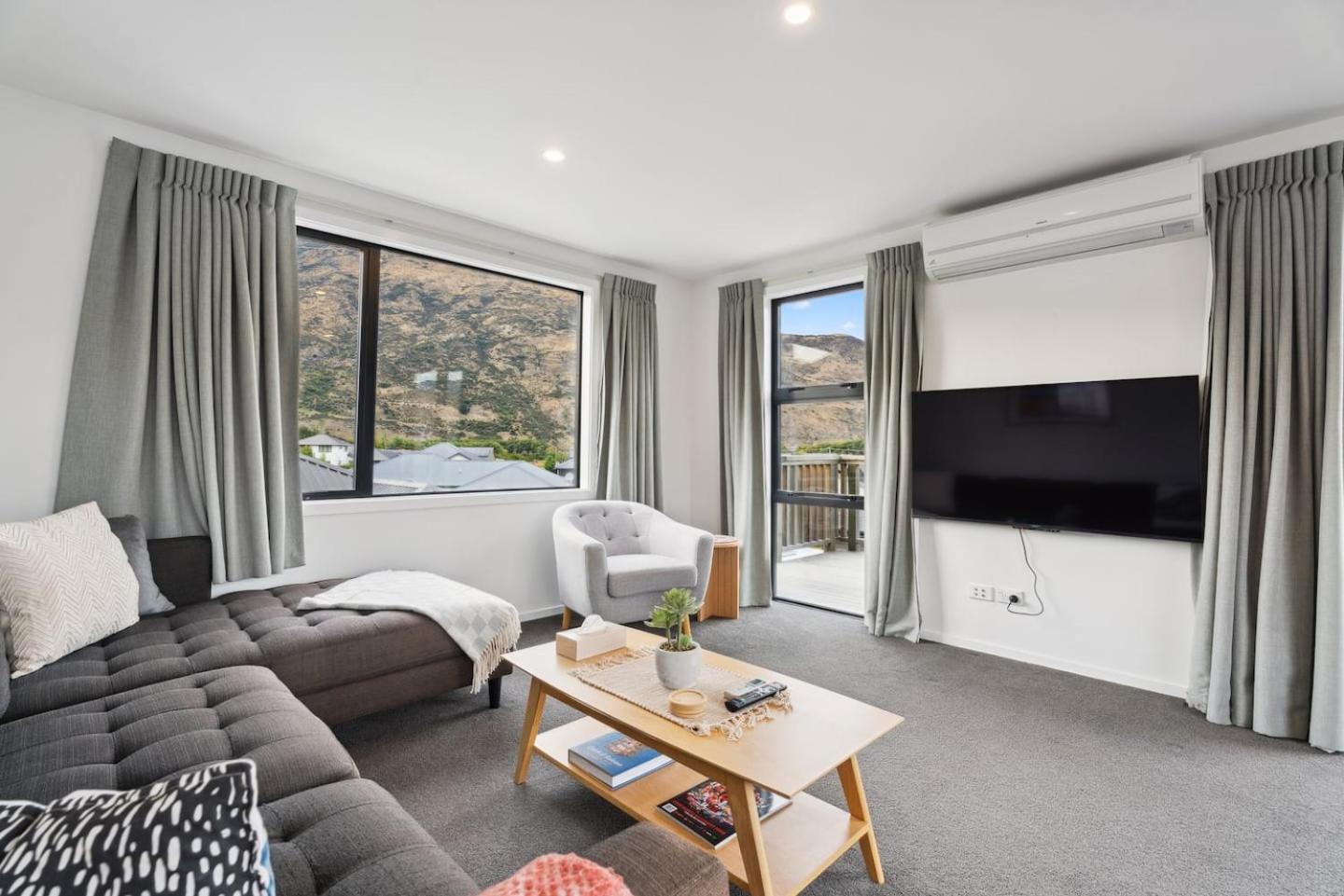 Modern Apartment With Coronet & Remarkables Views Queenstown Bagian luar foto